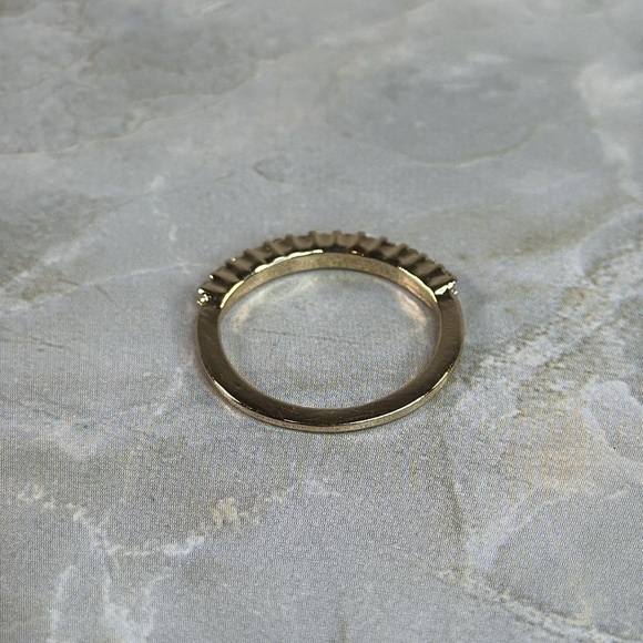Elegant Gold and Brilliants Women's Ring - Picture 2 of 4